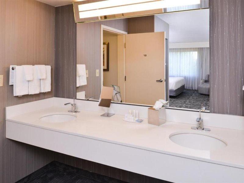 คอร์ทยาร์ด ชาร์ลอตต์ แกสโตเนีย Hotel ภายนอก รูปภาพ