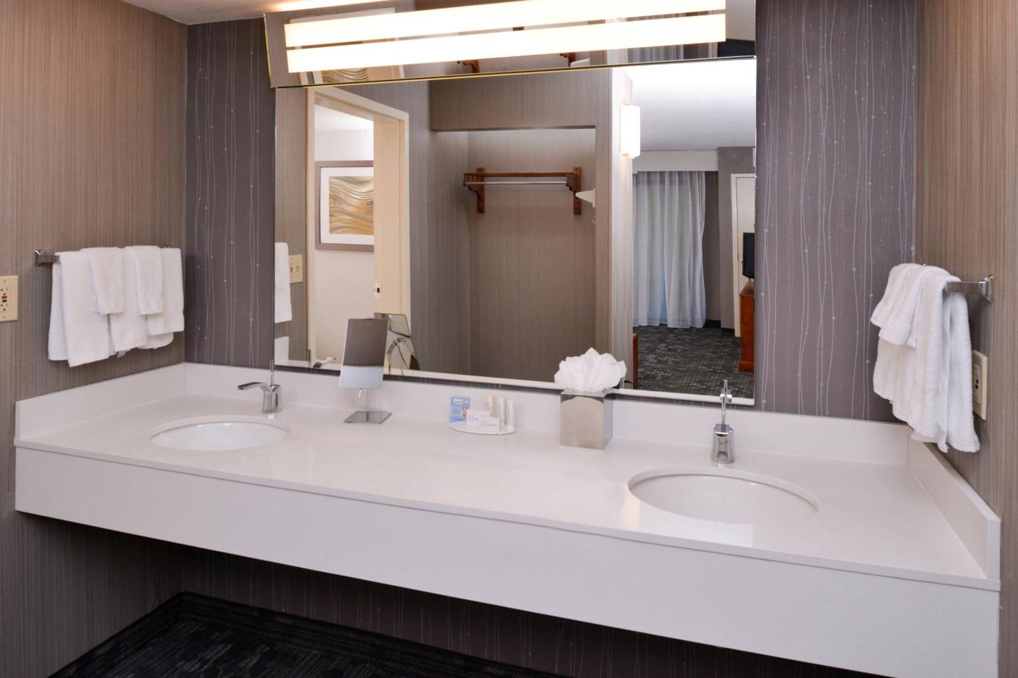 คอร์ทยาร์ด ชาร์ลอตต์ แกสโตเนีย Hotel ภายนอก รูปภาพ